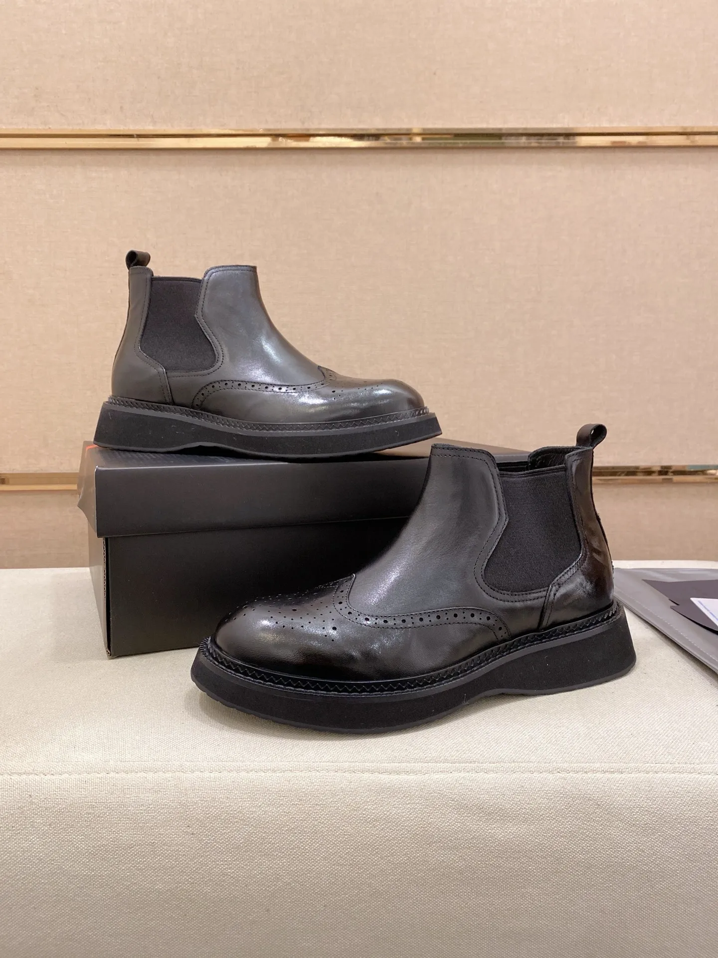 Factory price 760💰 Leather lining optional! 🍁🍁High-quality new PRADA counters are launched at the same time. The new men's shoes and 😘fabric are selected from imported lacquered first-layer cowhide and imported cowhide lining. 👍🏿 High-end ☄️ air-cushion molded anti-slip rubber outsole, exquisite lines, simple and elegant, comfortable and high-end for leisure travel. Code number: 38 to 45